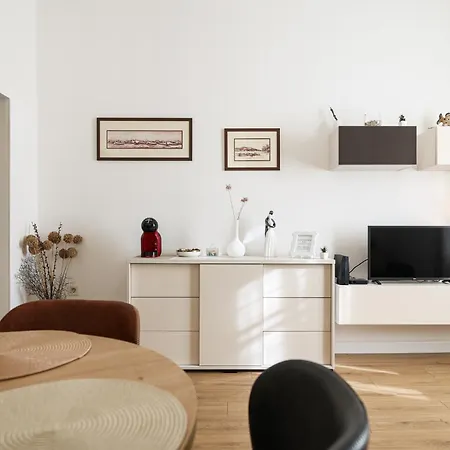 Bay View Apartment *